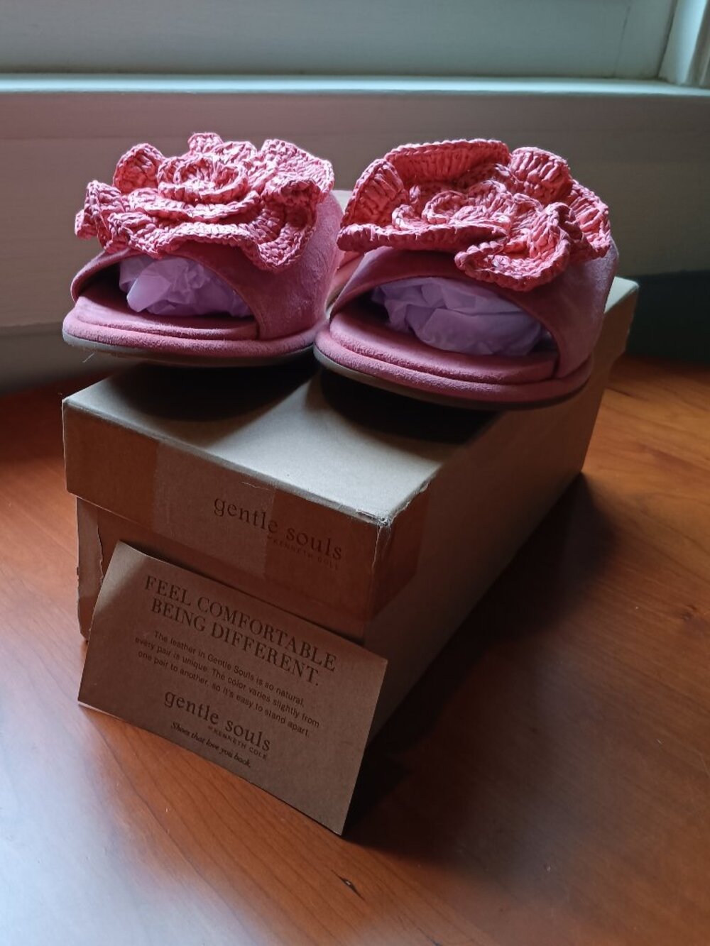 NWT Gentle Souls LUCY Pink Poppy Suede Sandal Crochet Flower Size 9